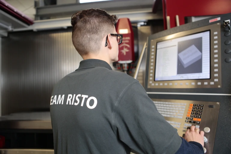 Gib uns bitte Deine Postleitzahl an. Wir suchen gute Leute für unseren Standort in Marienheide